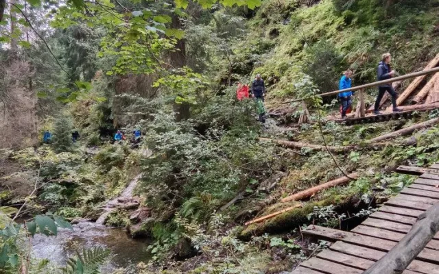 Opravy lávek v údolí Bílé Opavy v Jeseníkách komplikují turisté, kteří nerespektují zákaz vstupu