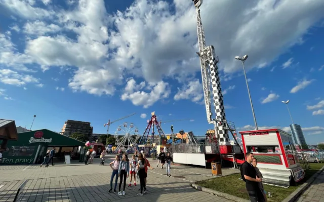 Největší olomoucká pouť se po roce vrací před Šantovku! Milovníky zábavy čekají adrenalinové atrakce