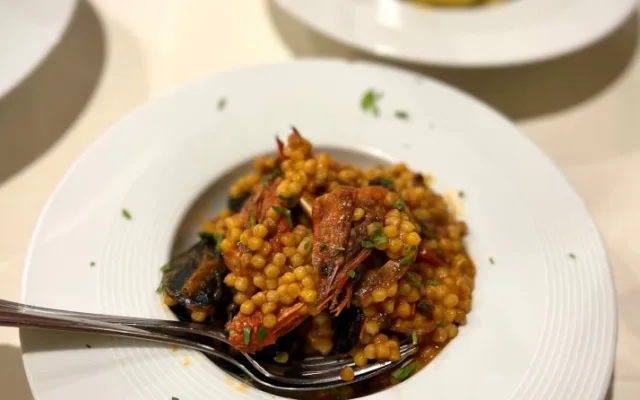 Fregola s mořskými plody – podává se téměř na každém rohu