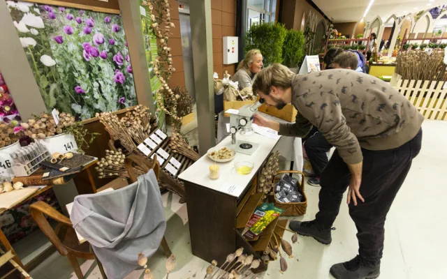 FOTOGALERIE: Zkumavky, květiny a výpěstky. Podzimní Flora přiblíží i taje genetiky