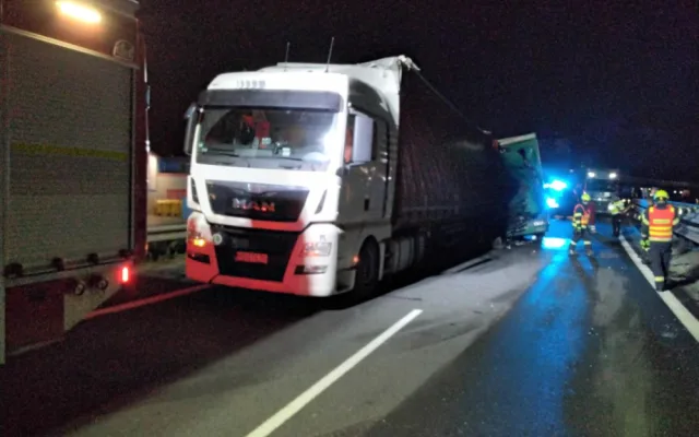 Za hrozivou havárií dvou kamionů na dálnici u Prostějova mohl mikrospánek jednoho z řidičů