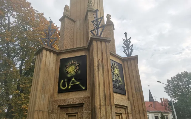 VIDEO: Policie hledá muže s drdolem, který posprejoval památník osvobození Olomouce