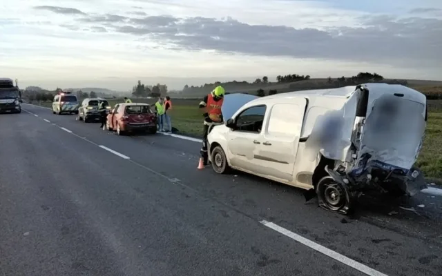 U Krčmaně havarovalo pět aut, dva lidé se zranili. Tah na Přerov byl ráno uzavřený