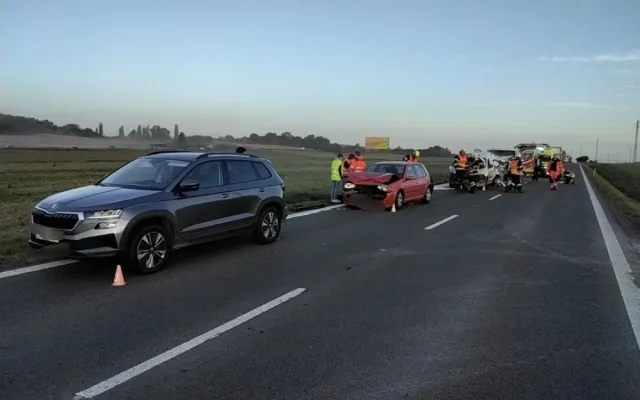 U Krčmaně havarovalo pět aut, dva lidé se zranili. Tah na Přerov byl ráno uzavřený