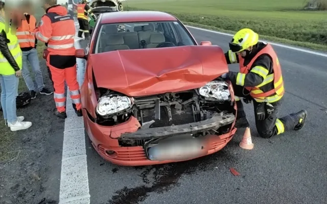 U Krčmaně havarovalo pět aut, dva lidé se zranili. Tah na Přerov byl ráno uzavřený