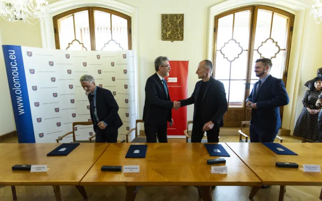 ANO podepsalo koaliční smlouvu s Piráty, ProOlomouc a spOLečně. V radě bude sedm nováčků