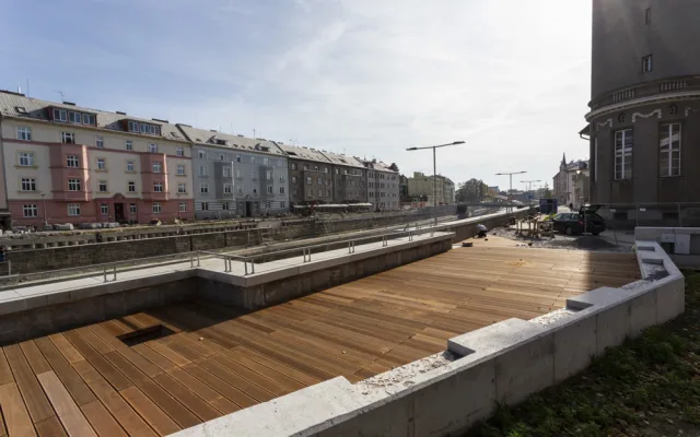 FOTOGALERIE: Olomoucká náplavka je po kolaudaci otevřená. Stavba u Moravy ještě pokračuje