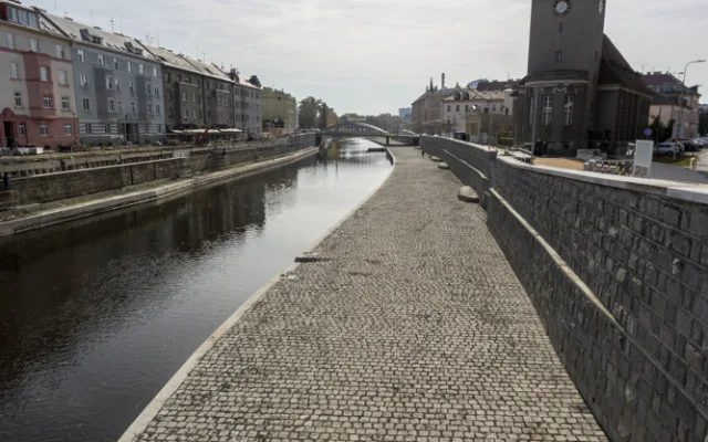 FOTOGALERIE: Olomoucká náplavka je po kolaudaci otevřená. Stavba u Moravy ještě pokračuje