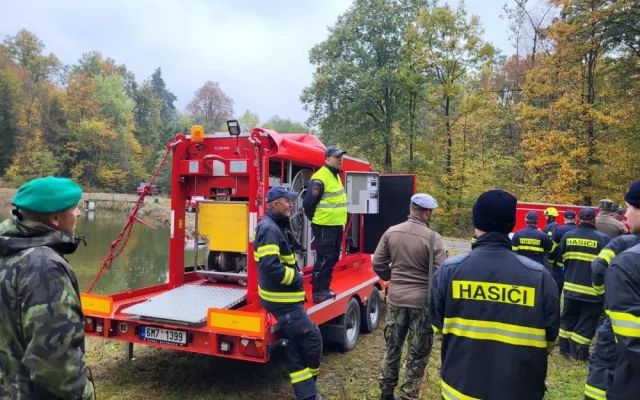 Stovky hasičů a stříkačky Triton a Titan: Vojenský újezd u Prostějova hostil speciální cvičení