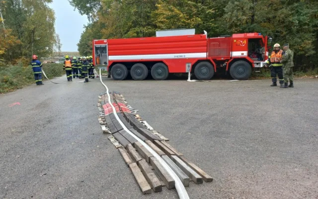 Stovky hasičů a stříkačky Triton a Titan: Vojenský újezd u Prostějova hostil speciální cvičení
