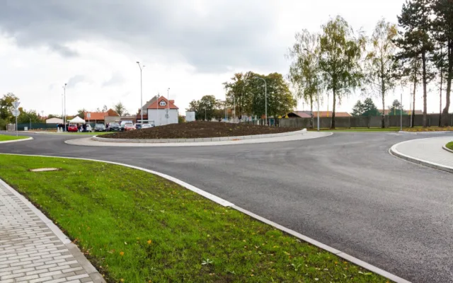 Nový kruhový objezd v Určicích nahradí nepřehlednou křižovatku. Průjezd bude plynulejší