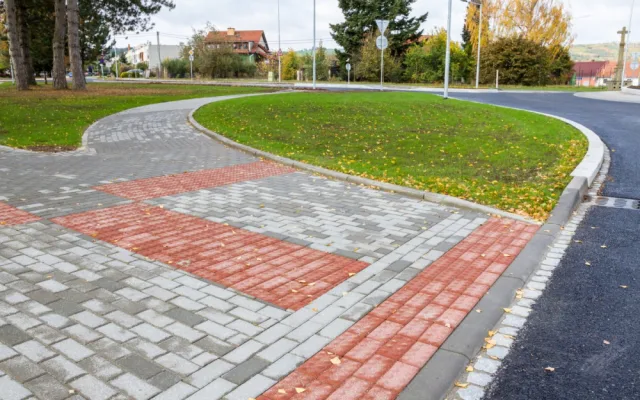 Nový kruhový objezd v Určicích nahradí nepřehlednou křižovatku. Průjezd bude plynulejší