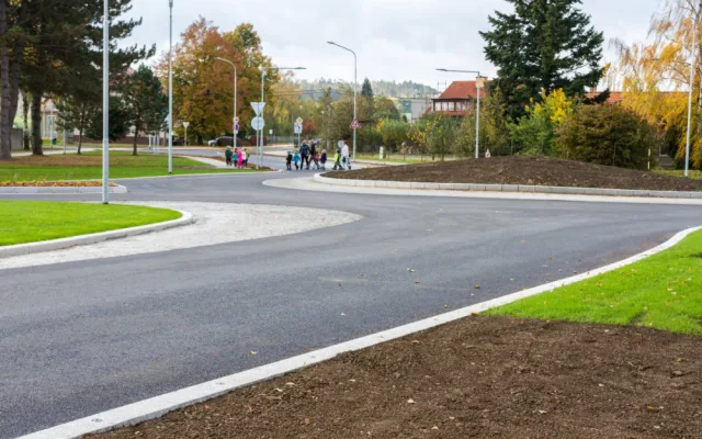 Nový kruhový objezd v Určicích nahradí nepřehlednou křižovatku. Průjezd bude plynulejší