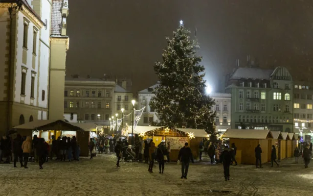 Punče, zářící strom i děsivý pochod krampus čertů: vánoční trhy v Olomouci se blíží