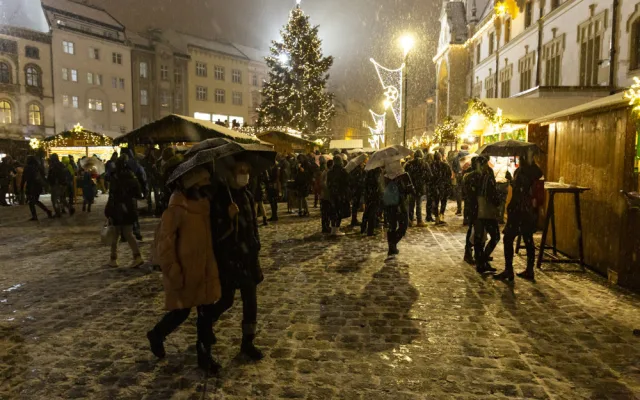 Punče, zářící strom i děsivý pochod krampus čertů: vánoční trhy v Olomouci se blíží