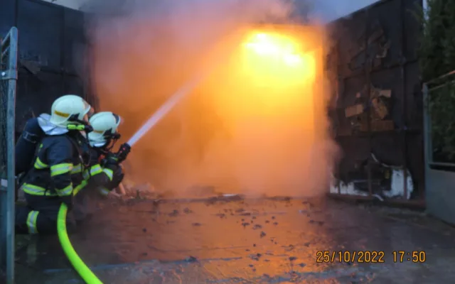 VIDEO: Obtížný zásah ve Šternberku. V hořící garáži byly plynové lahve, jeden člověk se zranil