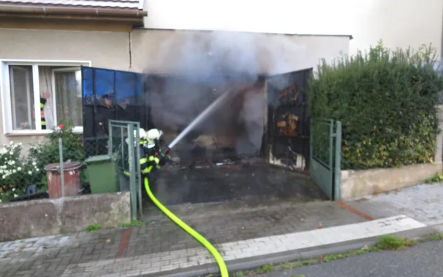 VIDEO: Obtížný zásah ve Šternberku. V hořící garáži byly plynové lahve, jeden člověk se zranil