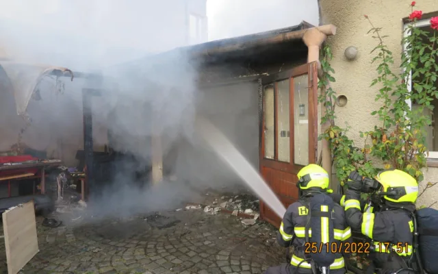 VIDEO: Obtížný zásah ve Šternberku. V hořící garáži byly plynové lahve, jeden člověk se zranil