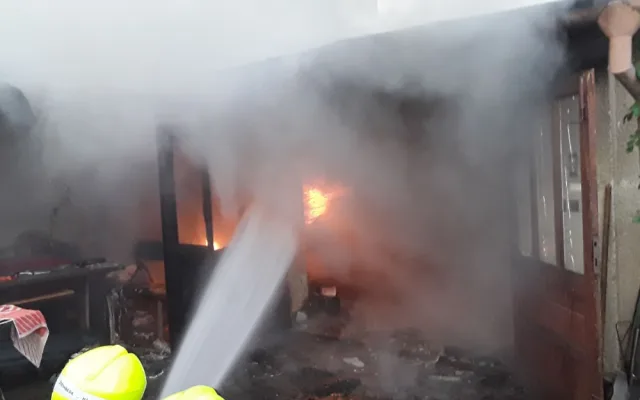 VIDEO: Obtížný zásah ve Šternberku. V hořící garáži byly plynové lahve, jeden člověk se zranil