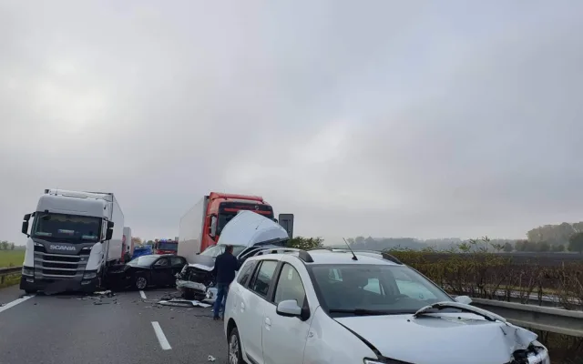 Na obchvatu Olomouce se srazilo devět aut, šest lidí se zranilo. Směr na Mohelnici byl uzavřený