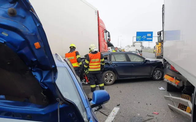 Na obchvatu Olomouce se srazilo devět aut, šest lidí se zranilo. Směr na Mohelnici byl uzavřený