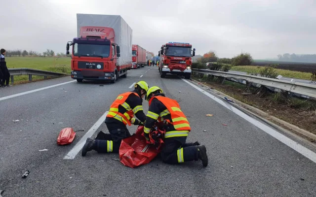 Na obchvatu Olomouce se srazilo devět aut, šest lidí se zranilo. Směr na Mohelnici byl uzavřený
