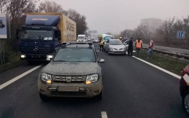 V Olomouci komplikují provoz dvě nehody. Hasiči museli vyprostit zaklíněného řidiče