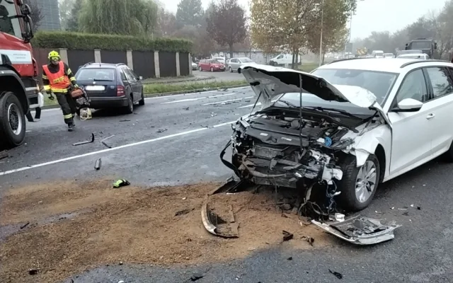 V Olomouci komplikují provoz dvě nehody. Hasiči museli vyprostit zaklíněného řidiče