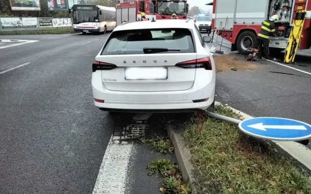 V Olomouci komplikují provoz dvě nehody. Hasiči museli vyprostit zaklíněného řidiče