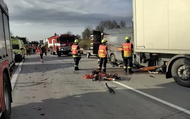 Těžká nehoda zavřela na Olomoucku dálnici na Ostravu. Pro zraněného letěl vrtulník