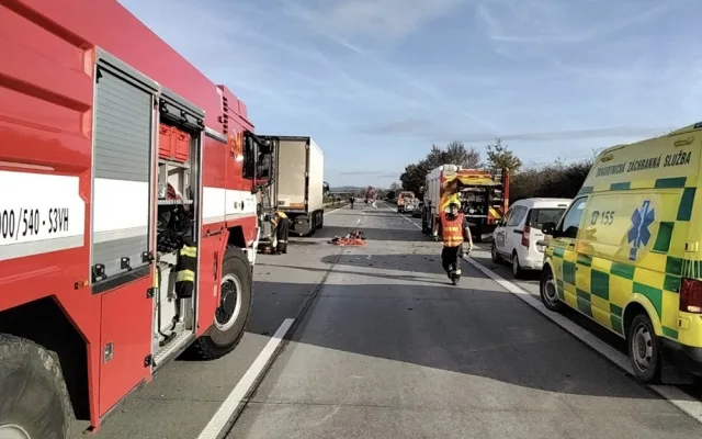 Těžká nehoda zavřela na Olomoucku dálnici na Ostravu. Pro zraněného letěl vrtulník