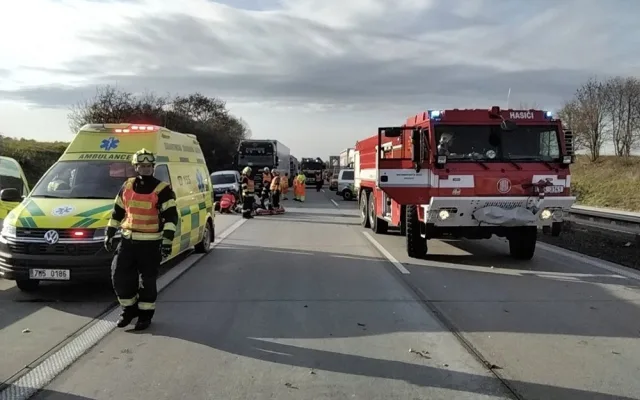Těžká nehoda zavřela na Olomoucku dálnici na Ostravu. Pro zraněného letěl vrtulník