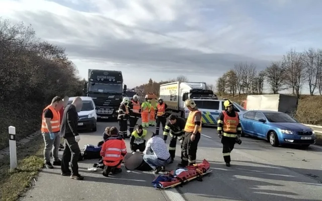 Těžká nehoda zavřela na Olomoucku dálnici na Ostravu. Pro zraněného letěl vrtulník