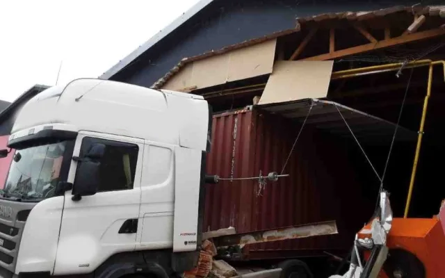 Neplánovaná demolice. Kamion při výjezdu z haly utrhl kus zdi, vůz vyprošťují hasiči