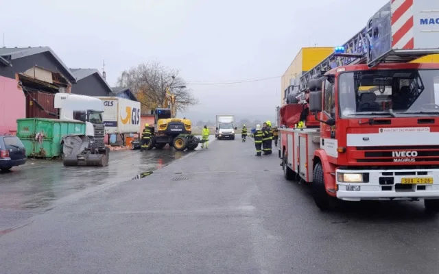 Neplánovaná demolice. Kamion při výjezdu z haly utrhl kus zdi, vůz vyprošťují hasiči