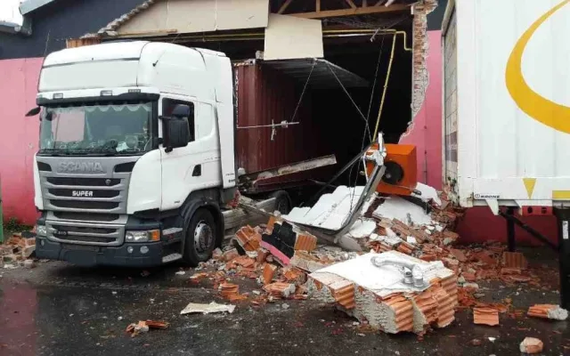 Neplánovaná demolice. Kamion při výjezdu z haly utrhl kus zdi, vůz vyprošťují hasiči