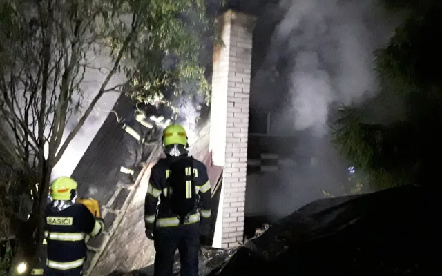 Při požáru chaty v Těšíkově zemřel člověk. Plameny objekt zcela zničily, škoda je 750 tisíc