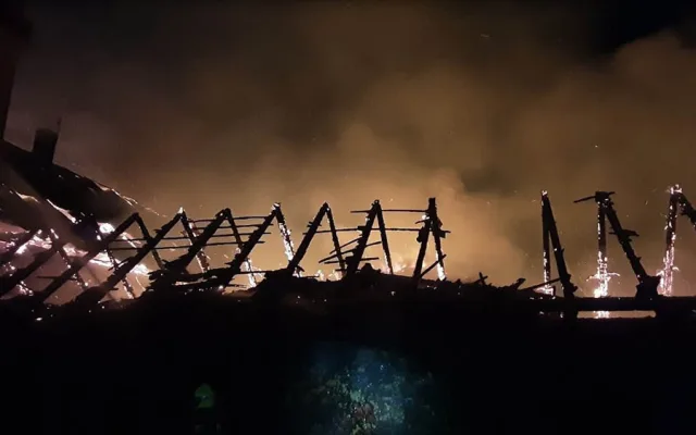 Noční požár domu na Přerovsku krotilo osm jednotek hasičů. Jeden člověk utrpěl zranění