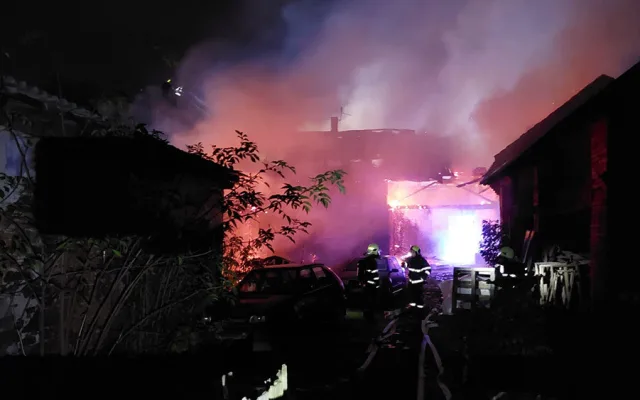 Noční požár domu na Přerovsku krotilo osm jednotek hasičů. Jeden člověk utrpěl zranění