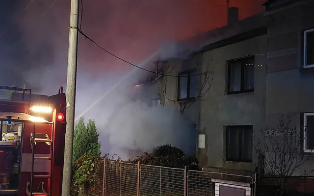 Noční požár domu na Přerovsku krotilo osm jednotek hasičů. Jeden člověk utrpěl zranění