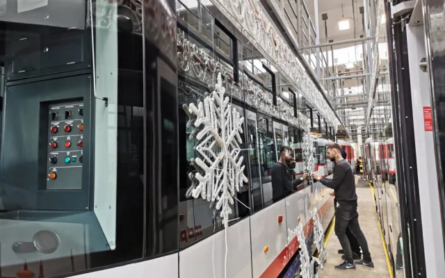 Dopravní podnik již chystá vánoční tramvaje. Do ulic Olomouce vyjedou příští neděli