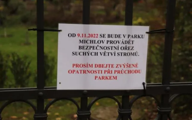 V přerovském parku Michalo začalo ořezávání stromů. Město vyzývá návštěvníky, aby dávali pozor