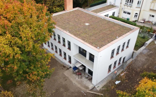 Šternberský dům dětí a mládeže má zelenou střechu. Zachytí dešťovou vodu a slouží jako izolace