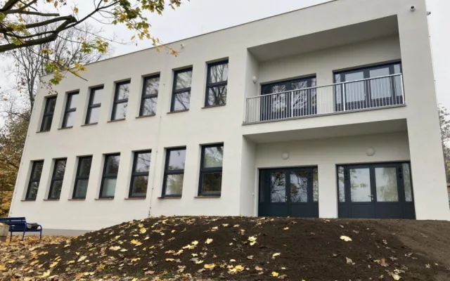 Šternberský dům dětí a mládeže má zelenou střechu. Zachytí dešťovou vodu a slouží jako izolace