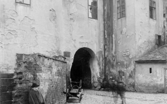 Prostor pod Velkou vodárnou zvaný Žižkův plácek, vlevo průjezd do ulice Vodární