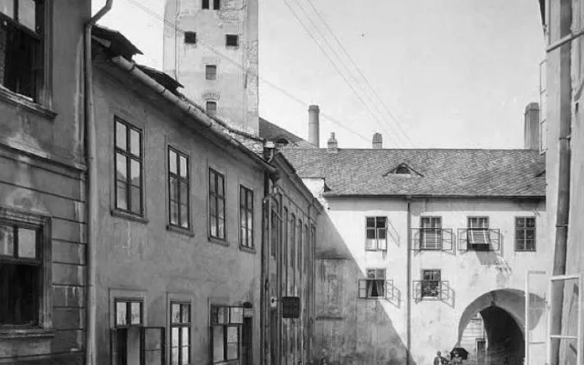 Vodární ulice s průchodem do ulice Koželužské (dnes Sokolské), vlevo vodárenská věž