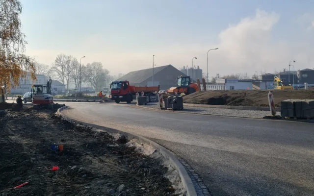 Zdržení v Přerově. Na okružní křižovatce na průtahu městem budou stavbaři pokládat asfalt