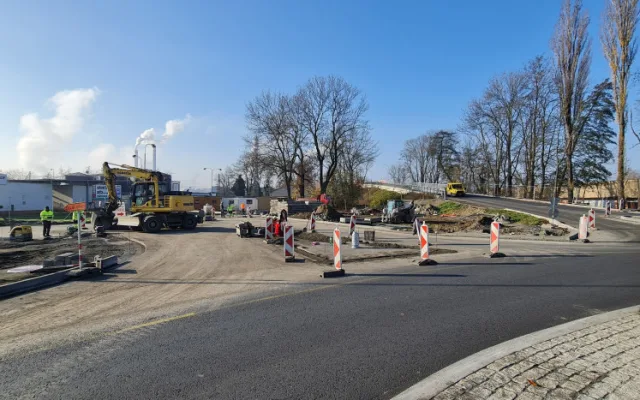 Zdržení v Přerově. Na okružní křižovatce na průtahu městem budou stavbaři pokládat asfalt