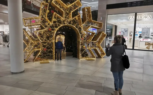 Vláček s vločkami i svítící tunel. Vánoční fotokoutky Šantovky jsou v obležení