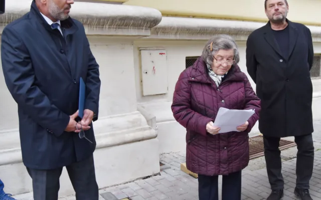 Uprostřed je docenta Jana Uhlířová, vnučka Jana Uhra.